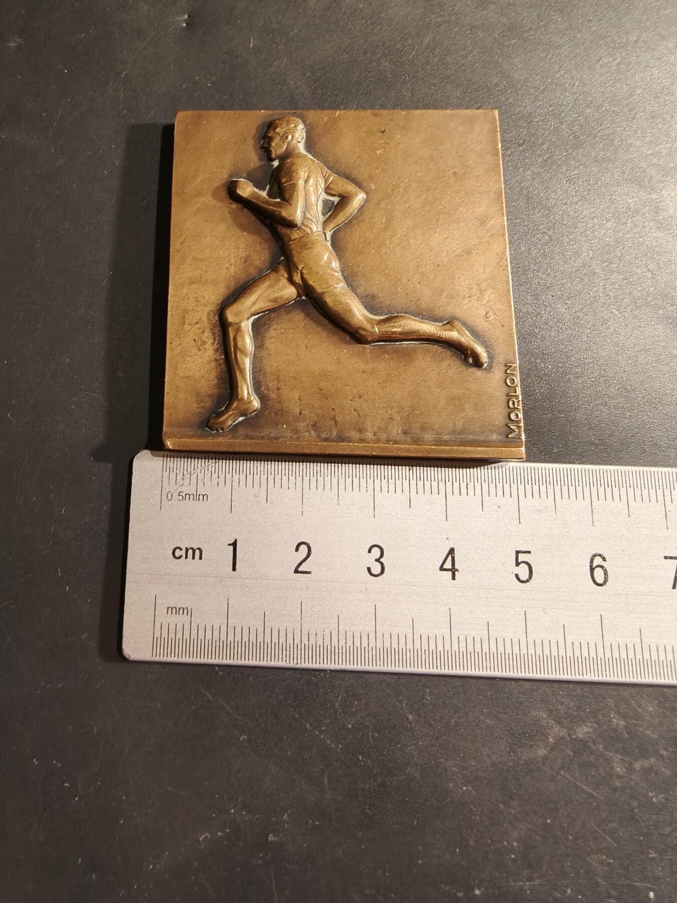 老王徽章第188期 法国跑步主题方形大铜章     大师莫隆作品     尺寸53×46mm     重量85.5g