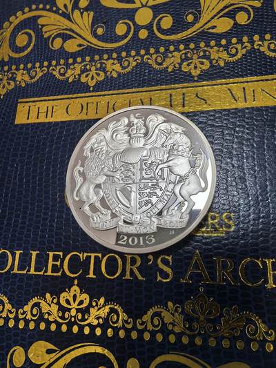 长老汇马年精选第十四场拍卖 - 2013英国伊丽莎白二世加冕六十周年纪念5英镑加厚精制银币， 56.56克925银，3000枚，第二版头像，有污迹
