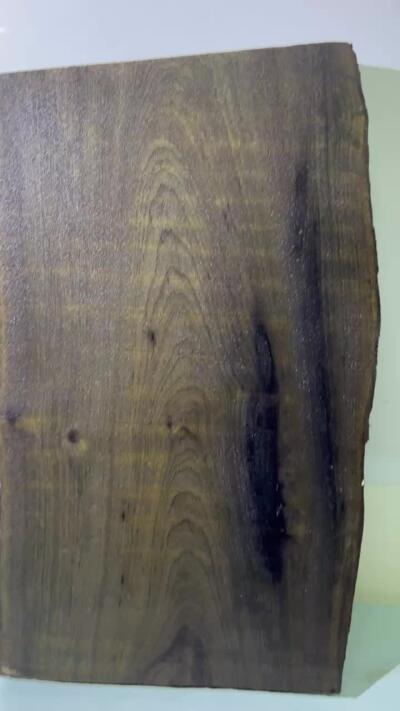 零元拍：NO.31金丝楠绿阴沉料，山峰纹，天然干泡台，无需打磨就已经金光闪闪。满金丝药香，尺寸约：53.5/26/3.8CM。重八斤多