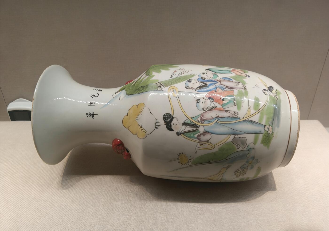 粉彩仕女婴戏图兽耳掸瓶(民国仿)