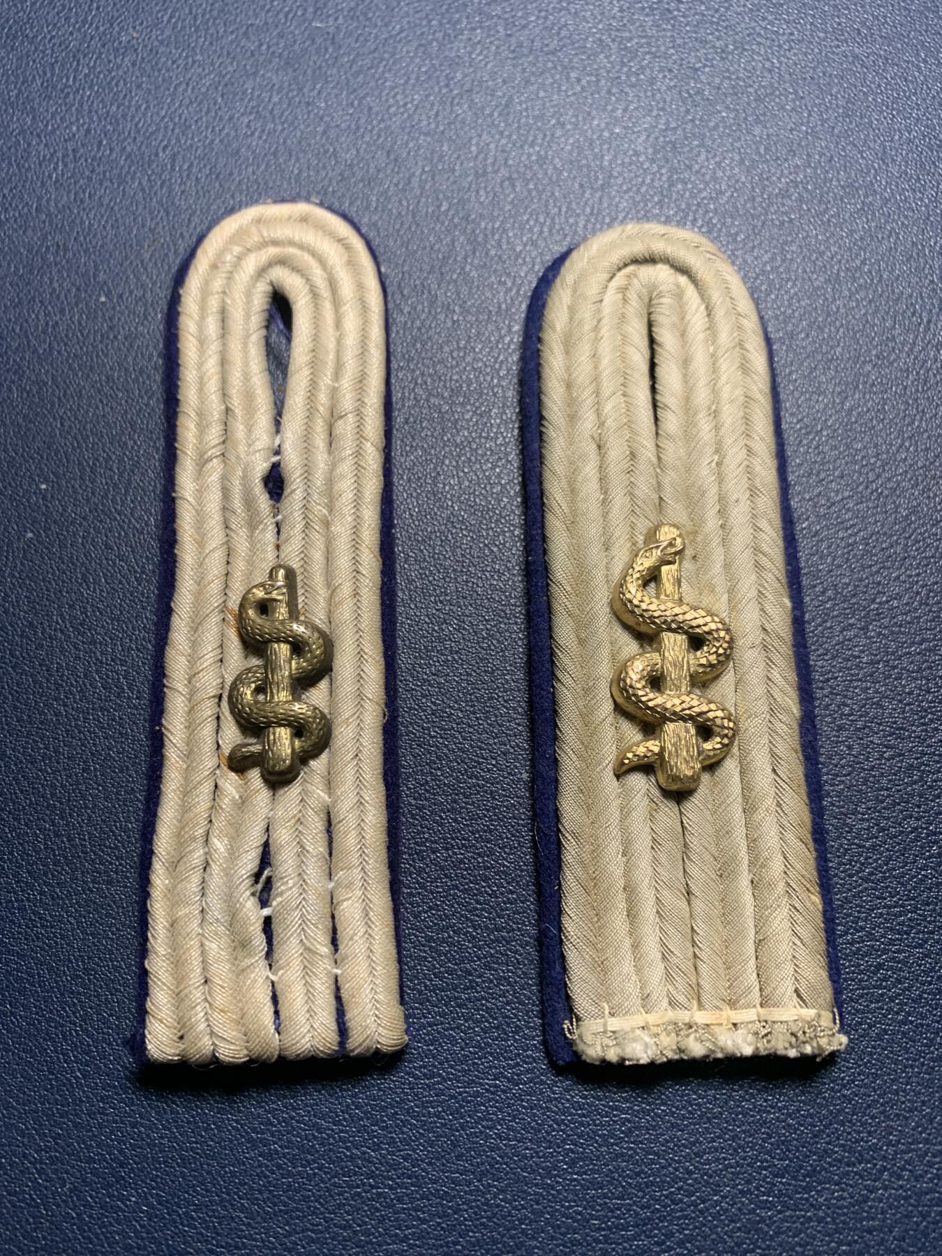 欢度清明，直接出价就行，这场不读秒到点直接结拍。 得3军医肩板两只（不是一对）