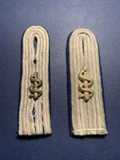 欢度清明，直接出价就行，这场不读秒到点直接结拍。 - 得3军医肩板两只（不是一对）