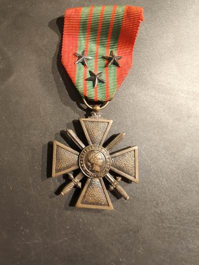 老王徽章第188期 - 法国1939-40战争十字奖章    3颗铜星勋饰