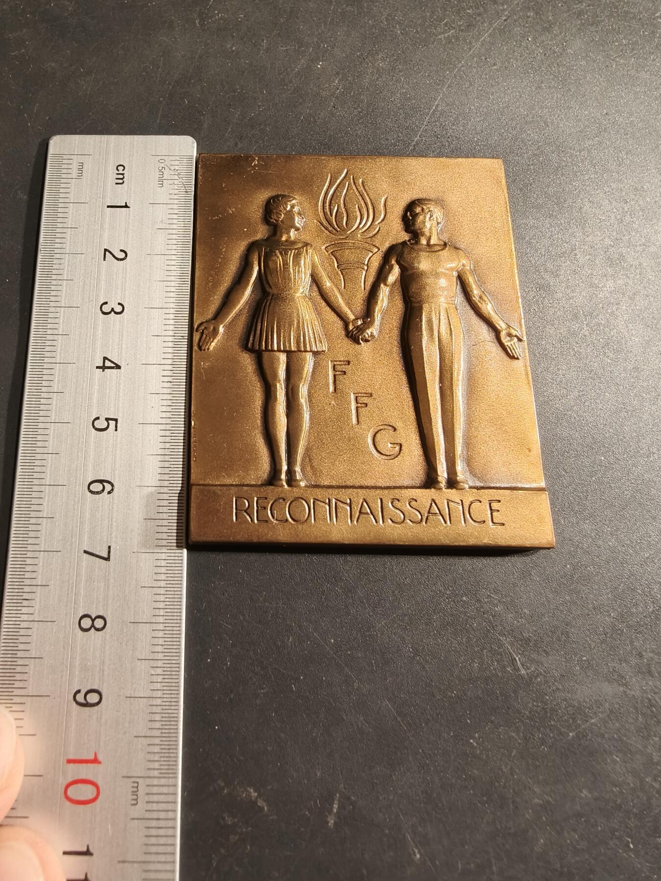 老王徽章第188期 法国体操联合会方形大铜章    大师维农作品    原盒    尺寸69×53mm    装饰风格