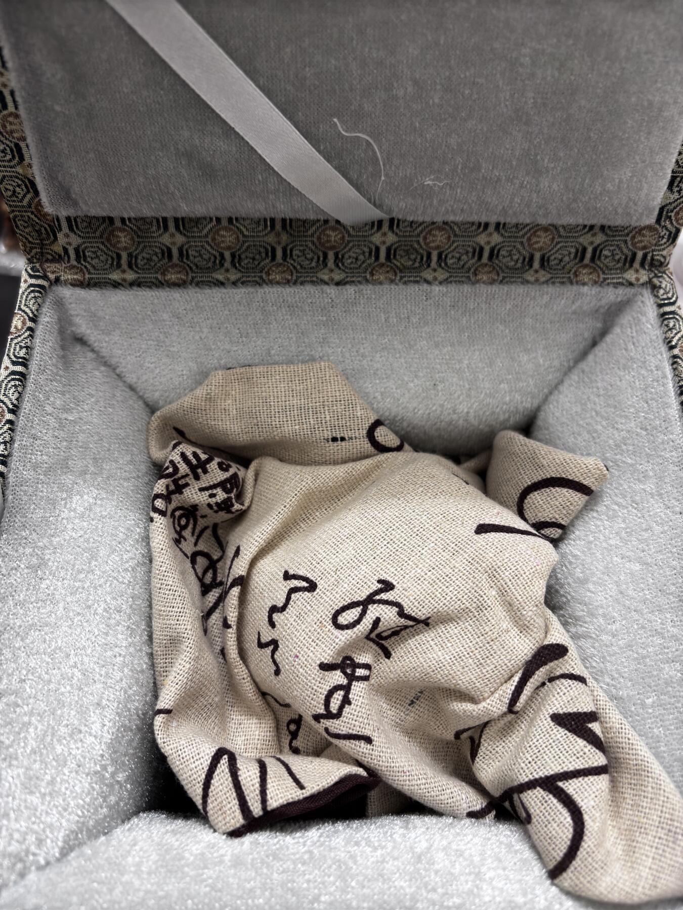 文馨钱币收藏第 297 场，银币，古钱币，铜元场，长期接代拍业务 邵美华紫砂壶，带原盒签名介绍等，一等一的好紫砂壶