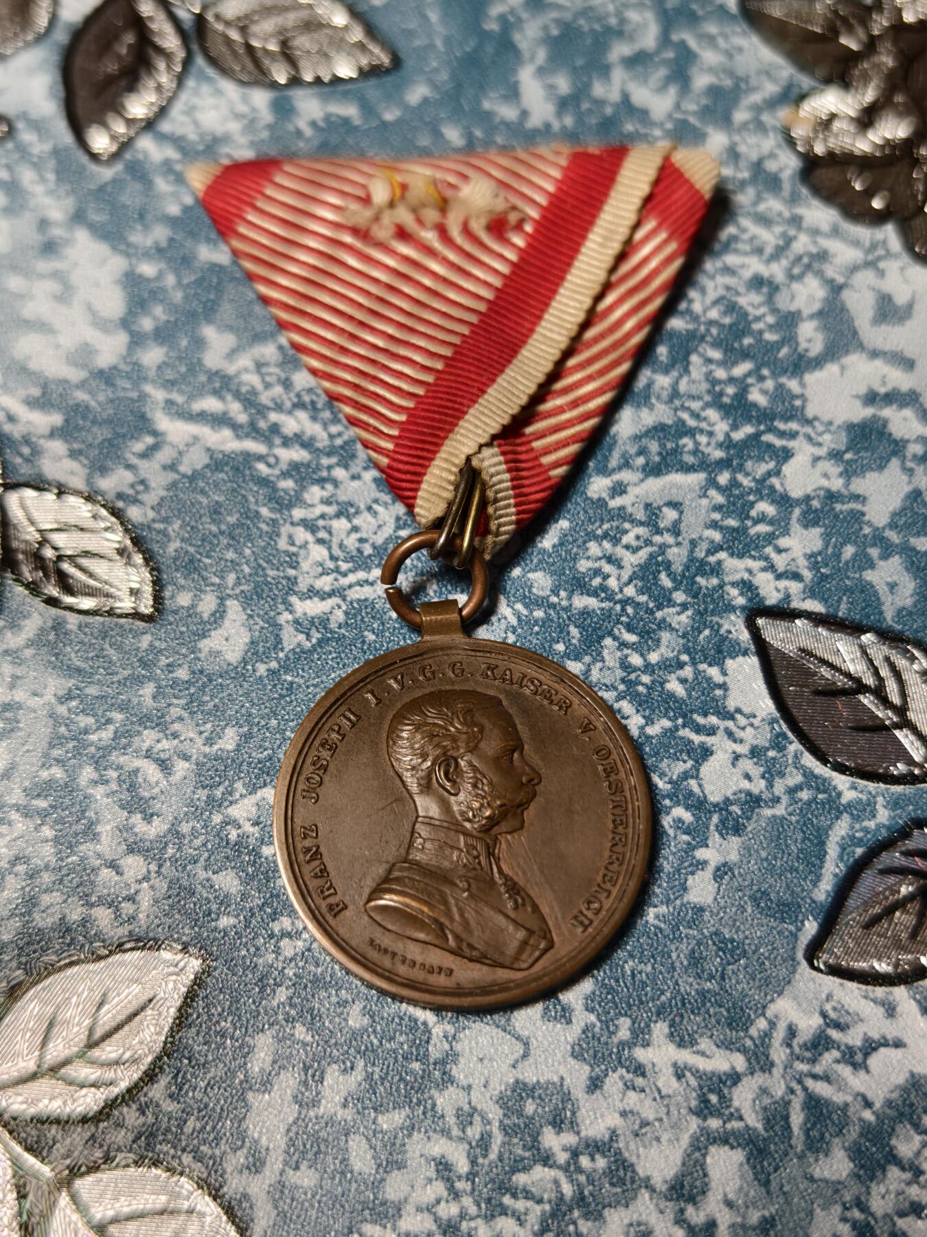 抚柳草堂-第十八期章牌钱币  奖章勋章限时免佣 满百包邮 放漏专场 奥匈帝国勇敢奖章（Tapferkeitsmedaille  铜级 弗朗茨约瑟夫一世版 此枚勋章见证了奥匈帝国从18世纪到一战末期的军事历史，是中欧地区最具代表性的“勇敢类”勋章之一，也是奥匈帝国勋章收藏的核心品种