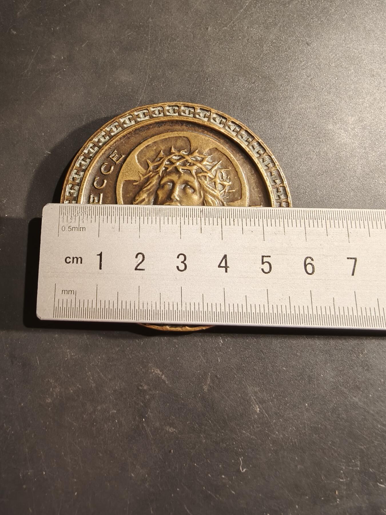 老王徽章第188期 法国天主教会受难耶稣像纪念章     直径58mm    重量97.5g