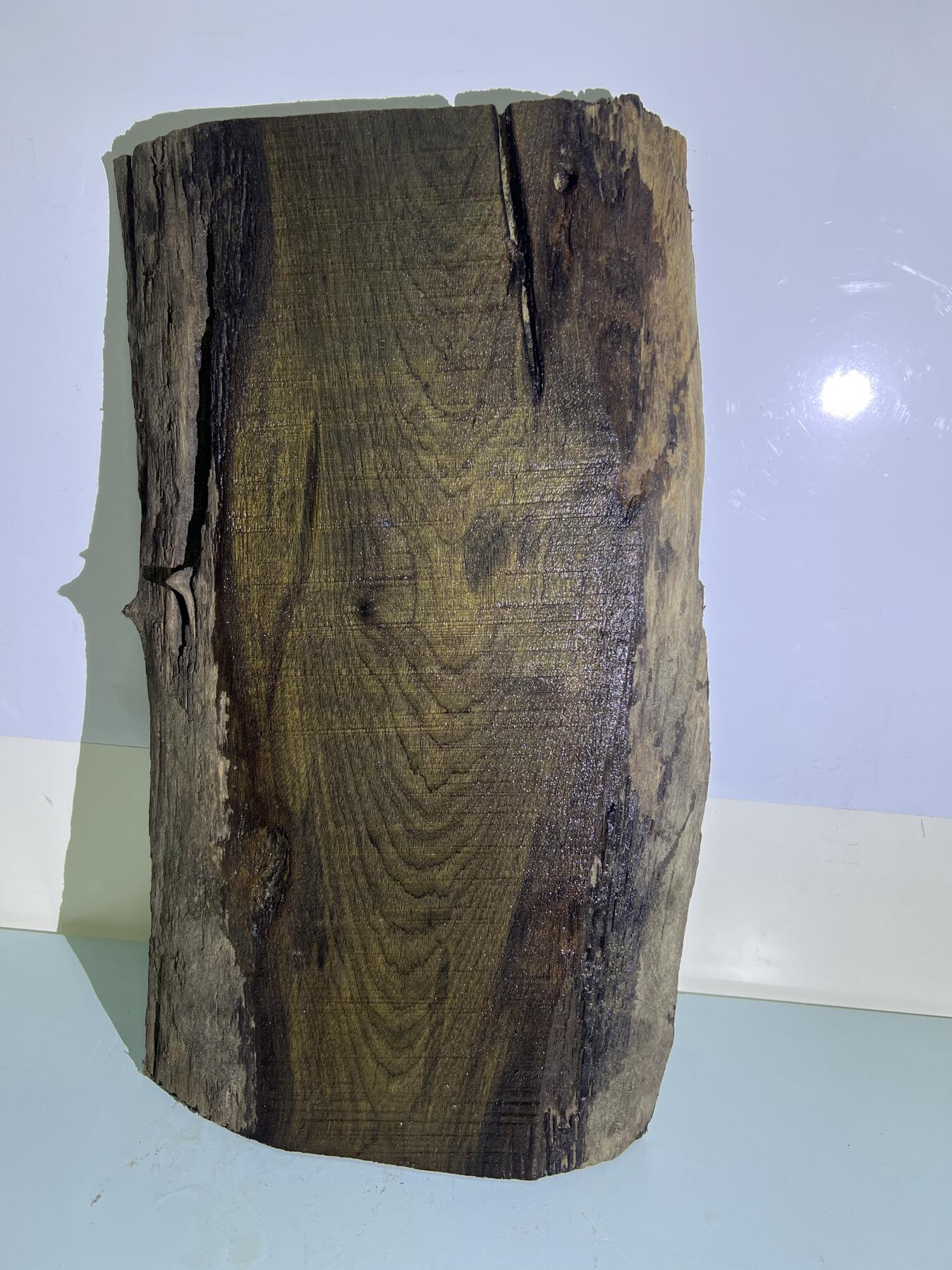 零元拍：NO.31金丝楠绿阴沉料，山峰纹，天然干泡台，无需打磨就已经金光闪闪。满金丝药香，尺寸约：53.5/26/3.8CM。重八斤多