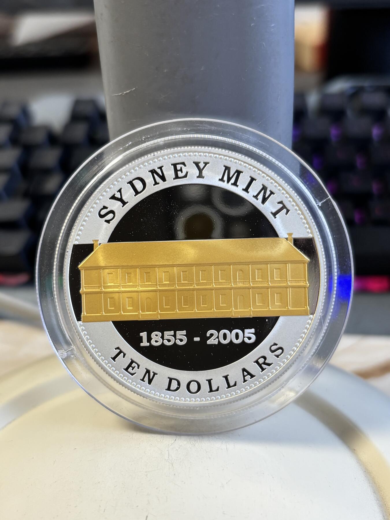 第195期拍卖 澳大利亚2005年悉尼造币厂成立150周年镀金60.5克纪念大银币，999银，60.5克，发行10000枚，塑料盒有裂痕