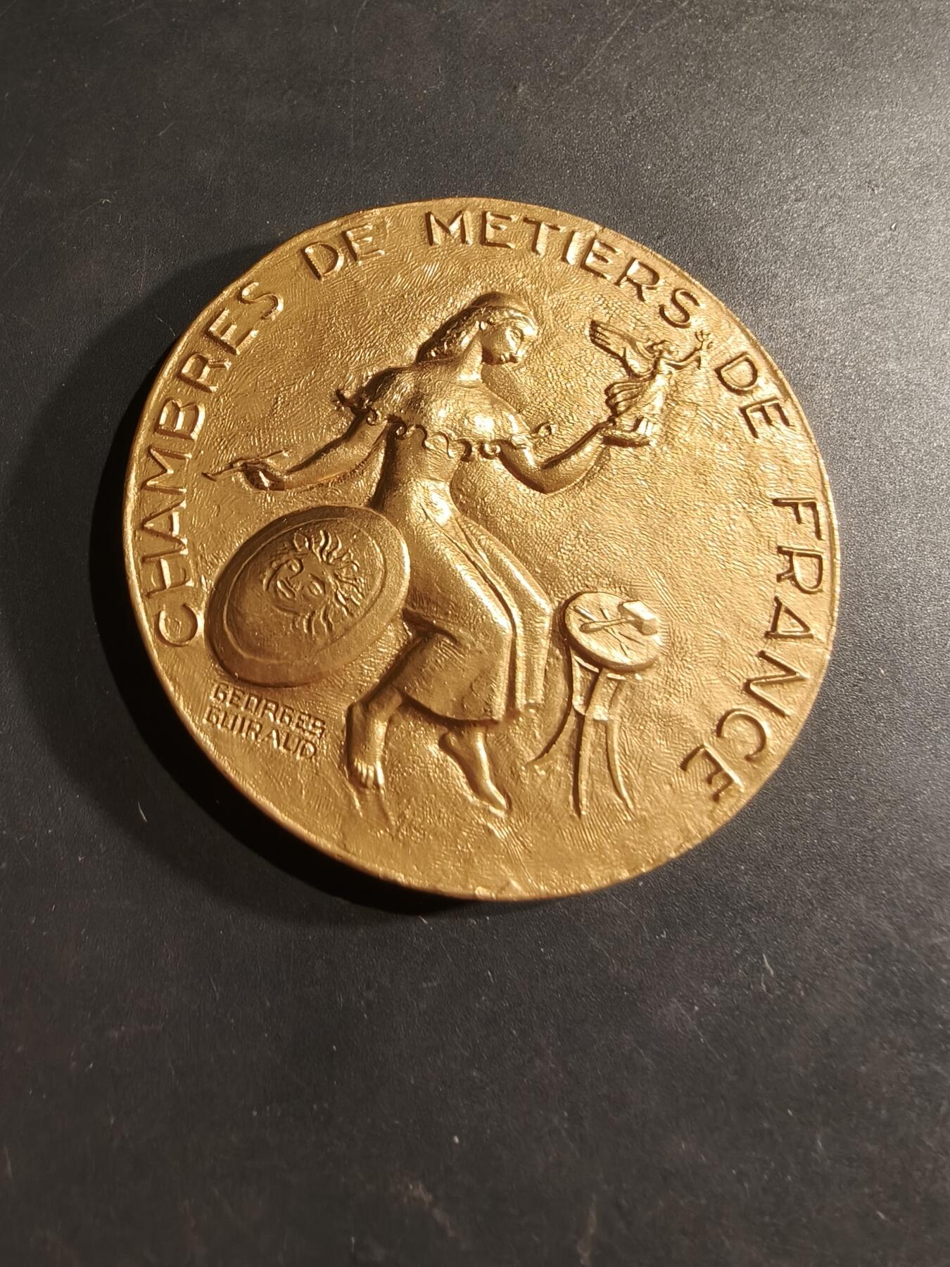 老王徽章第188期 法国手工业协会镀金大铜章     直径58mm    重量108.9g