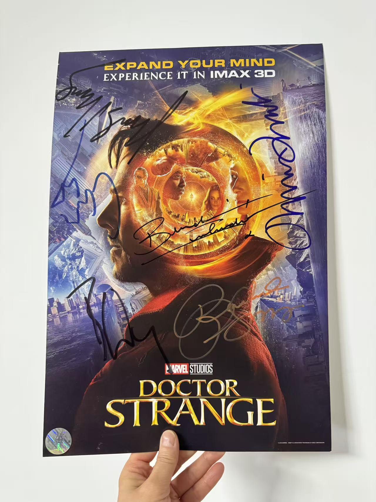 零元拍：《奇异博士》IMAX零点海报，签于美国当地时间2016年10月20日在洛杉矶举行的影片全球首映礼。尺寸：285X420MM。六位签名卡司名录： "博士"本尼迪克特·康伯巴奇 "古一"蒂尔达·斯文顿 "克里斯汀·帕尔默"瑞秋·麦克亚当斯 "卡西利亚斯"麦斯·米科尔森(汉尼拔) "莫度"切瓦特·埃加福特 "王"本尼迪克特·王