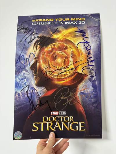 零元拍：《奇异博士》IMAX零点海报，签于美国当地时间2016年10月20日在洛杉矶举行的影片全球首映礼。尺寸：285X420MM。六位签名卡司名录： "博士"本尼迪克特·康伯巴奇 "古一"蒂尔达·斯文顿 "克里斯汀·帕尔默"瑞秋·麦克亚当斯 "卡西利亚斯"麦斯·米科尔森(汉尼拔) "莫度"切瓦特·埃加福特 "王"本尼迪克特·王 - 零元拍：《奇异博士》IMAX零点海报，签于美国当地时间2016年10月20日在洛杉矶举行的影片全球首映礼。尺寸：285X420MM。六位签名卡司名录： "博士"本尼迪克特·康伯巴奇 "古一"蒂尔达·斯文顿 "克里斯汀·帕尔默"瑞秋·麦克亚当斯 "卡西利亚斯"麦斯·米科尔森(汉尼拔) "莫度"切瓦特·埃加福特 "王"本尼迪克特·王