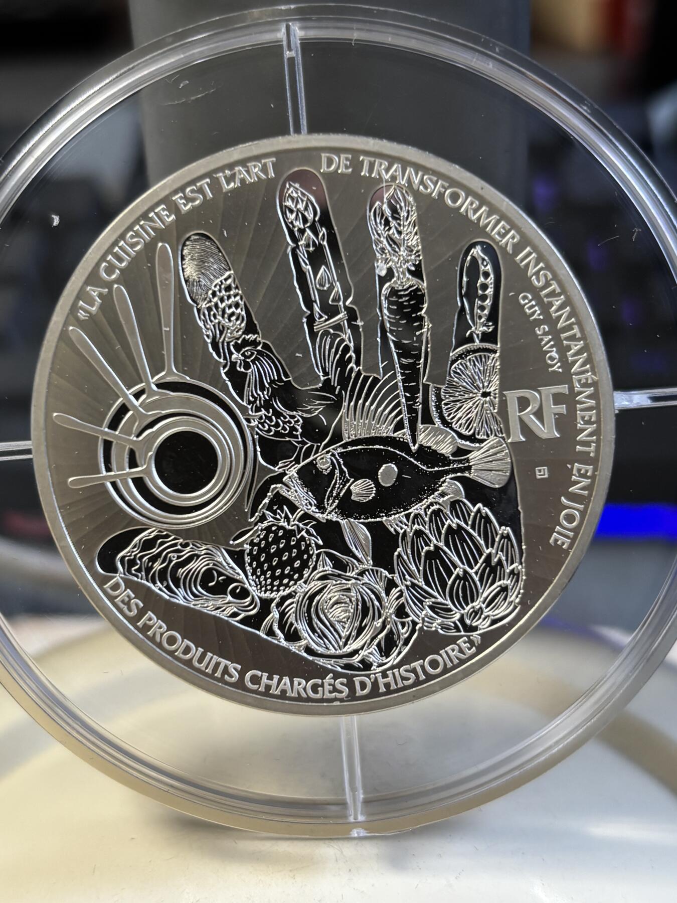 第195期拍卖 获奖法国2017年米其林季萨瓦餐厅的鸡蛋5盎司银币，950银，发行500枚，有瑕疵，获克劳斯2019年度最佳银币