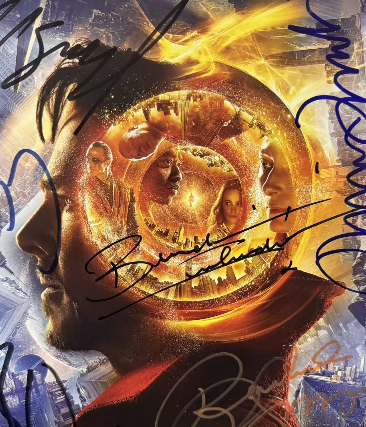 零元拍：《奇异博士》IMAX零点海报，签于美国当地时间2016年10月20日在洛杉矶举行的影片全球首映礼。尺寸：285X420MM。六位签名卡司名录： "博士"本尼迪克特·康伯巴奇 "古一"蒂尔达·斯文顿 "克里斯汀·帕尔默"瑞秋·麦克亚当斯 "卡西利亚斯"麦斯·米科尔森(汉尼拔) "莫度"切瓦特·埃加福特 "王"本尼迪克特·王