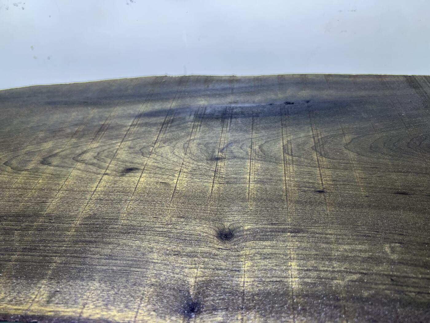 零元拍：NO.31金丝楠绿阴沉料，山峰纹，天然干泡台，无需打磨就已经金光闪闪。满金丝药香，尺寸约：53.5/26/3.8CM。重八斤多