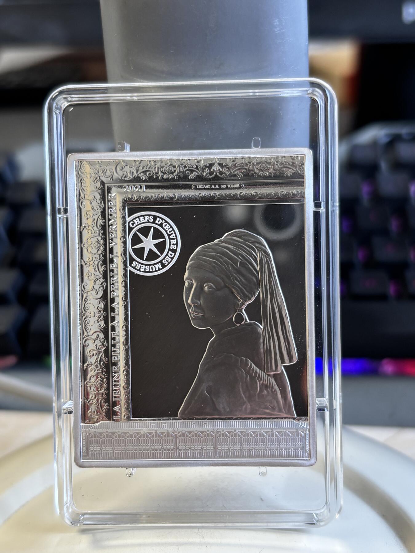 第195期拍卖 法国2021年名画系列戴珍珠耳环的少女100克银币，999银，发行500枚，侧看有丝痕