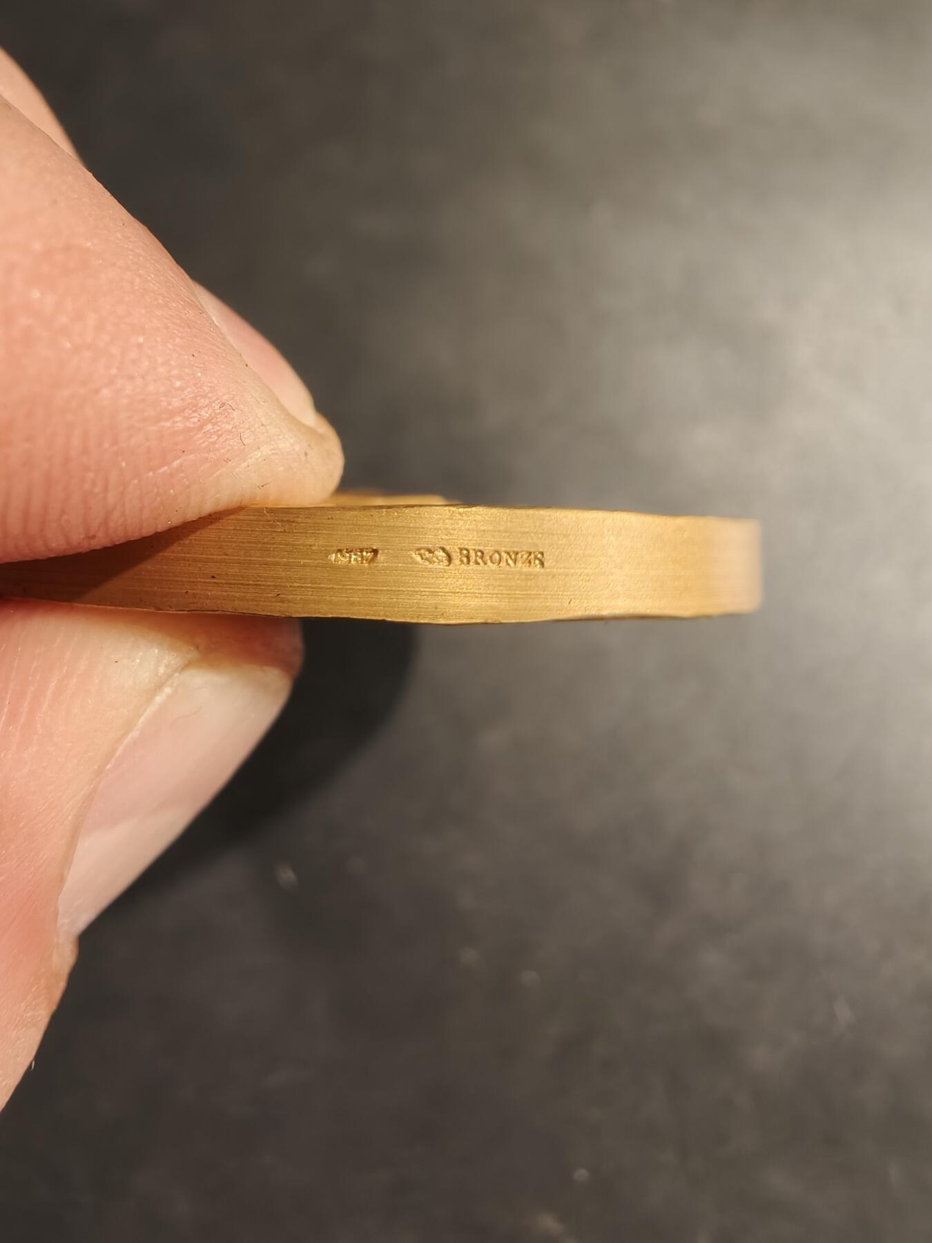 老王徽章第188期 法国手工业协会镀金大铜章     直径58mm    重量108.9g