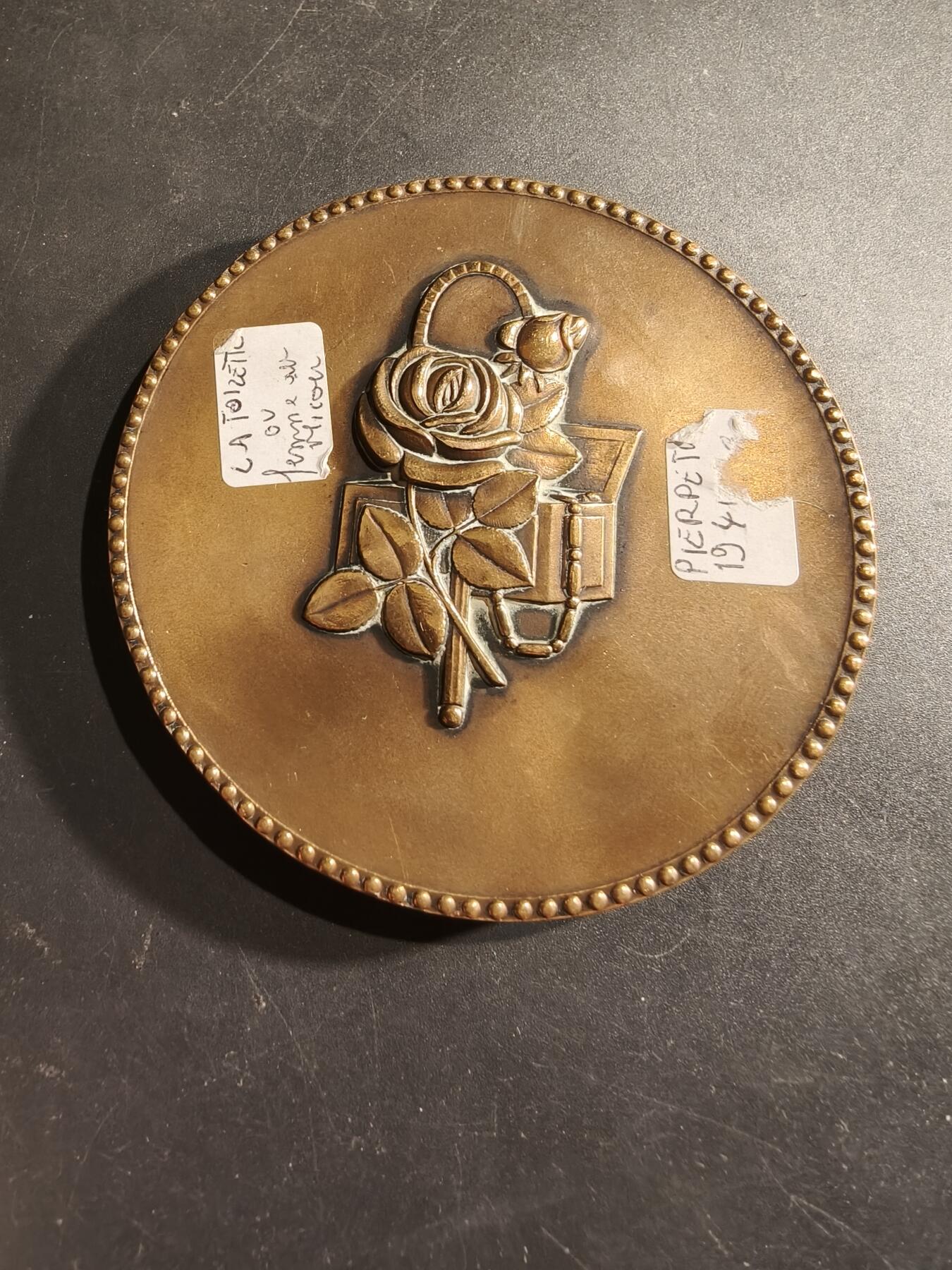 老王徽章第188期 法国“持镜女子与小天使”大铜章    带盒子    大师皮埃尔图林作品   装饰艺术名作     直径77mm     重量193.4g