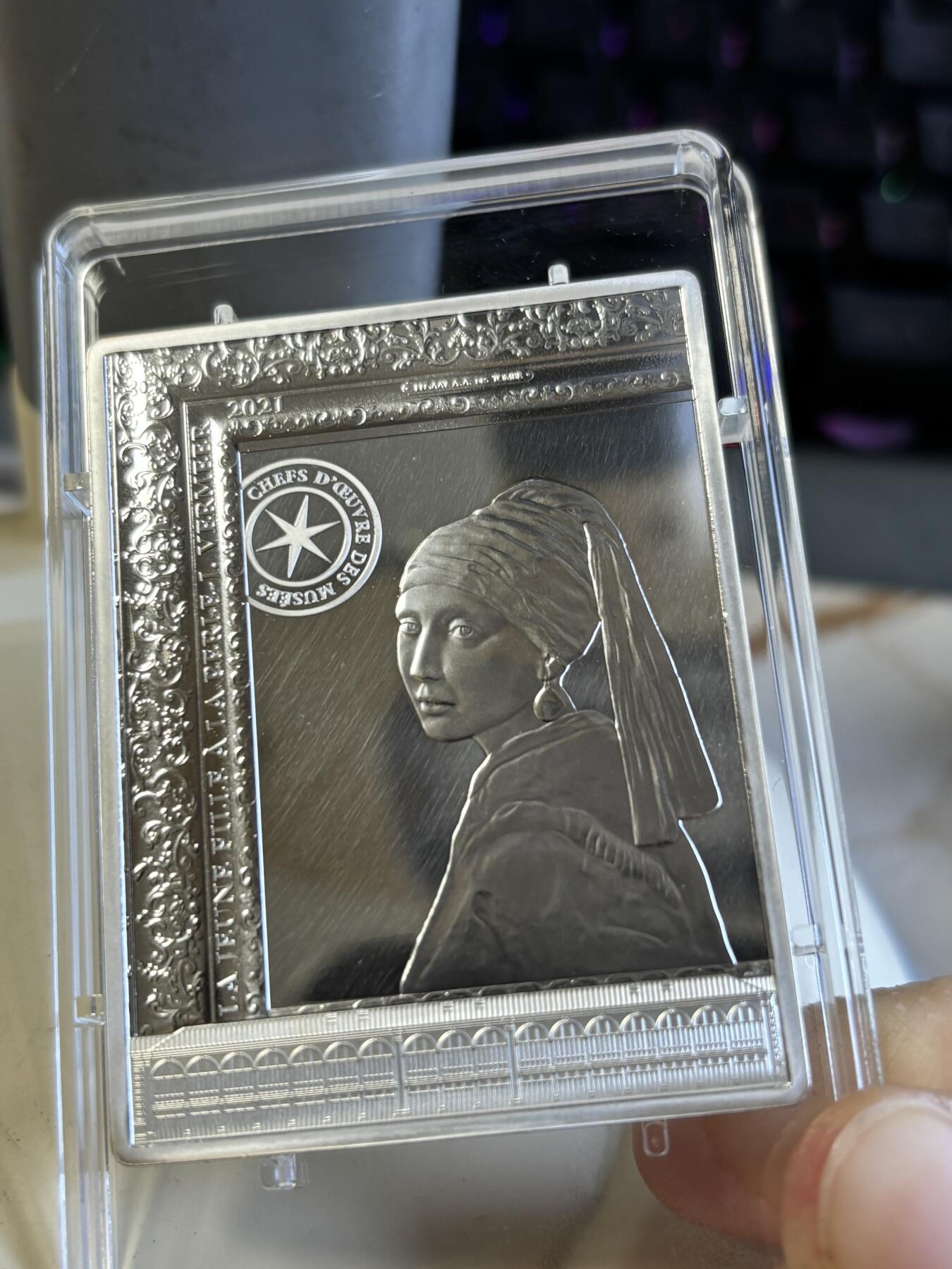 第195期拍卖 法国2021年名画系列戴珍珠耳环的少女100克银币，999银，发行500枚，侧看有丝痕