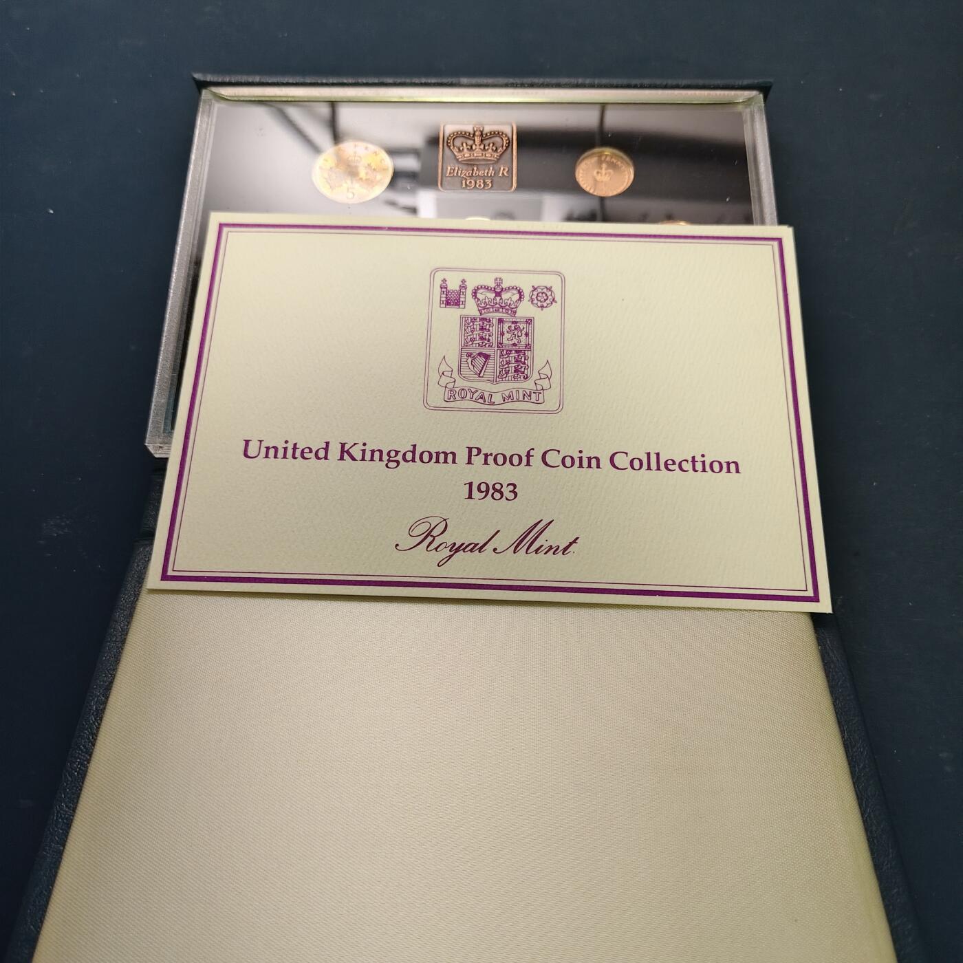 【全场包邮】纯粹捡漏拍515场 英国1983年官方蓝本精制套币-盒证全-含1镑皇室徽章