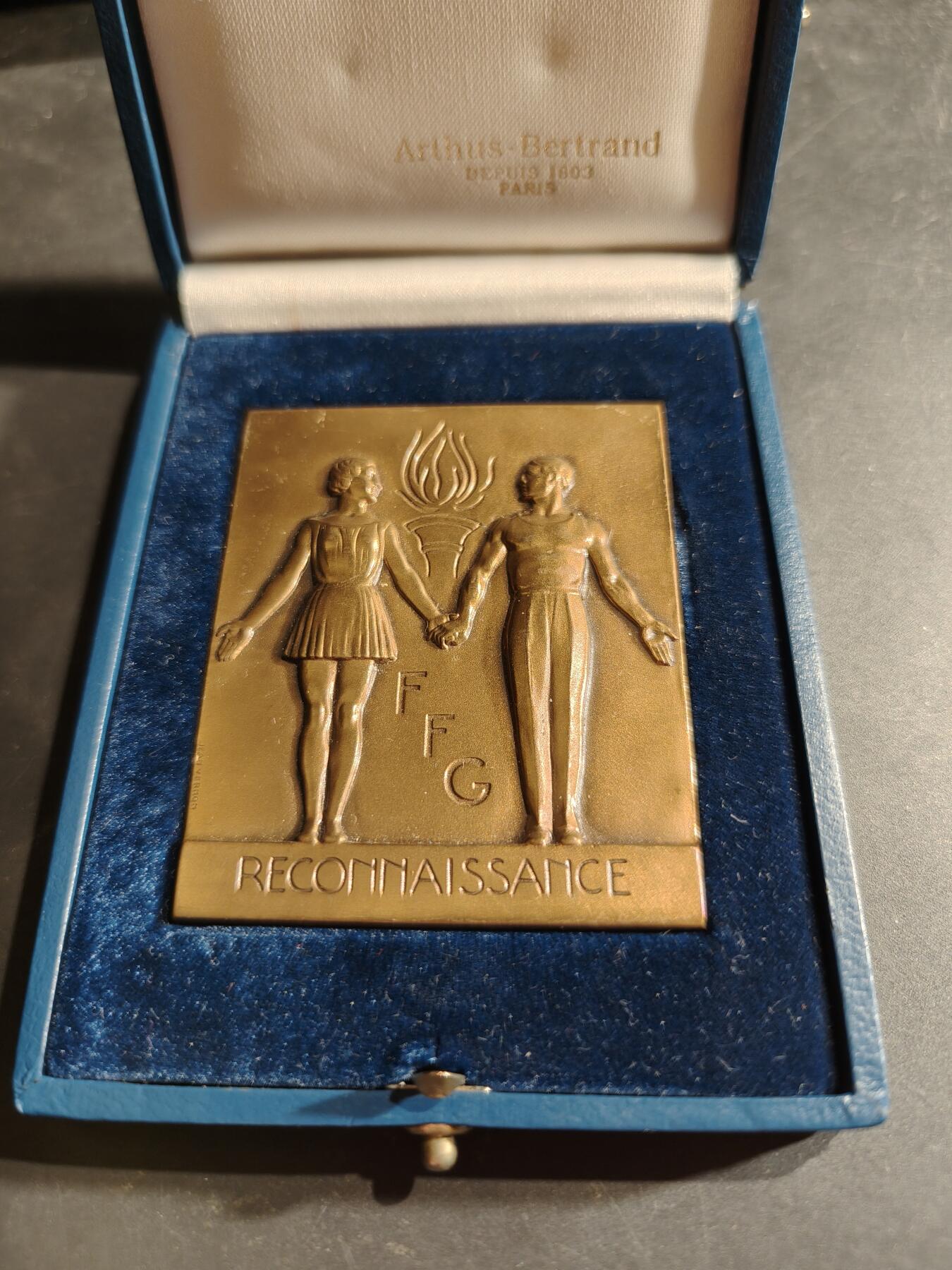 老王徽章第188期 法国体操联合会方形大铜章    大师维农作品    原盒    尺寸69×53mm    装饰风格
