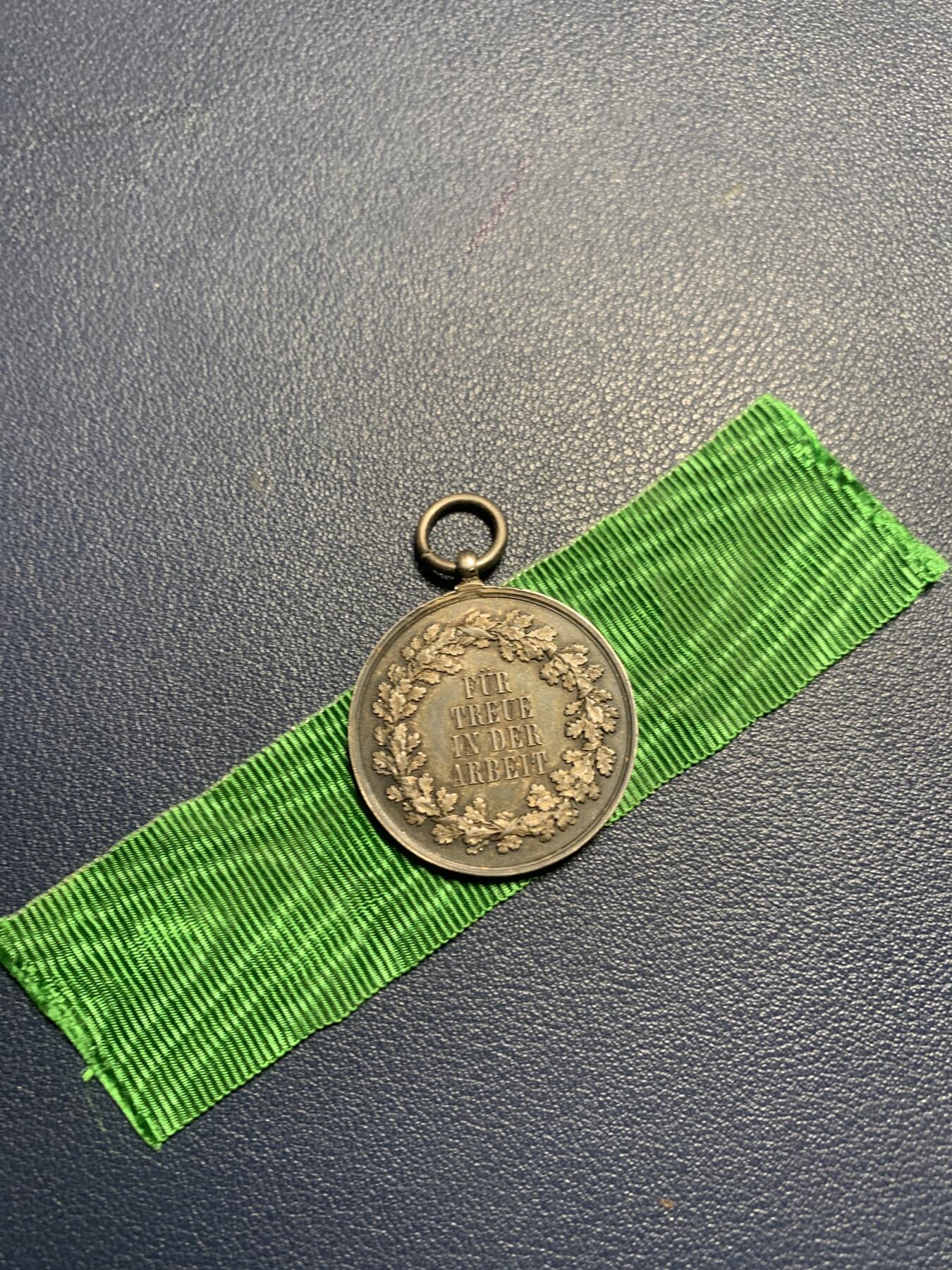 欢度清明，直接出价就行，这场不读秒到点直接结拍。 （银质）萨克森王国公务员忠诚服务奖章，12.49克