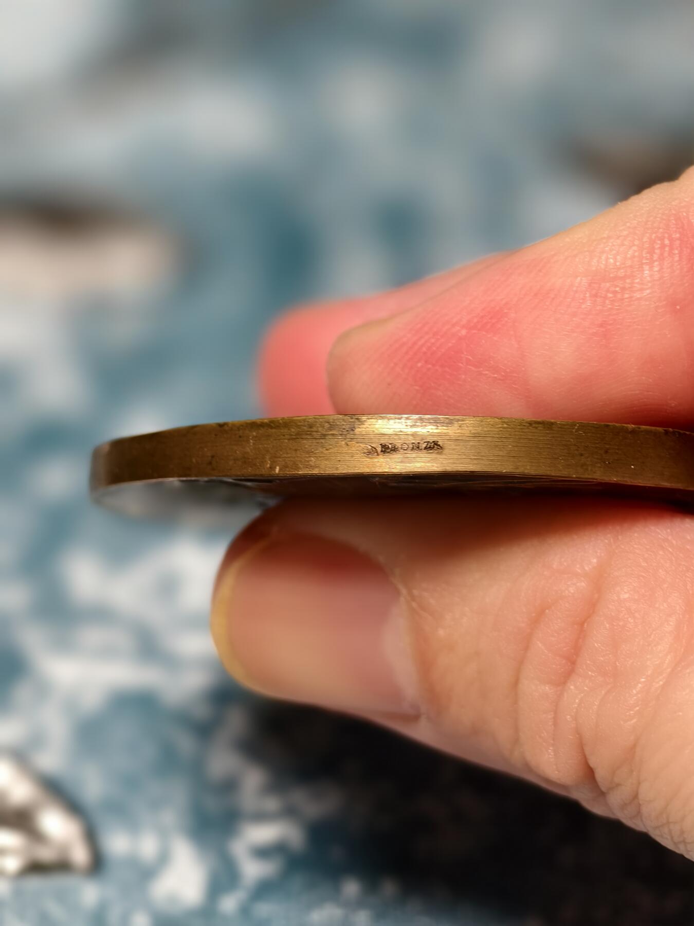 抚柳草堂-第十八期章牌钱币  奖章勋章限时免佣 满百包邮 放漏专场 19世纪末-20世纪初法国服务20周年大铜章 直径50mm重59g 浮雕精美肌肉男