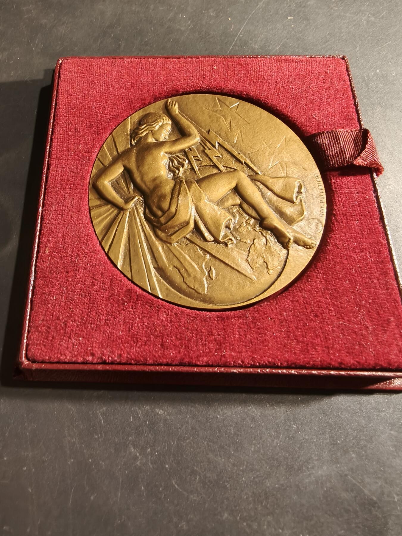 老王徽章第188期 法国电气行业总工会大铜章     原盒    直径66mm    重量165g