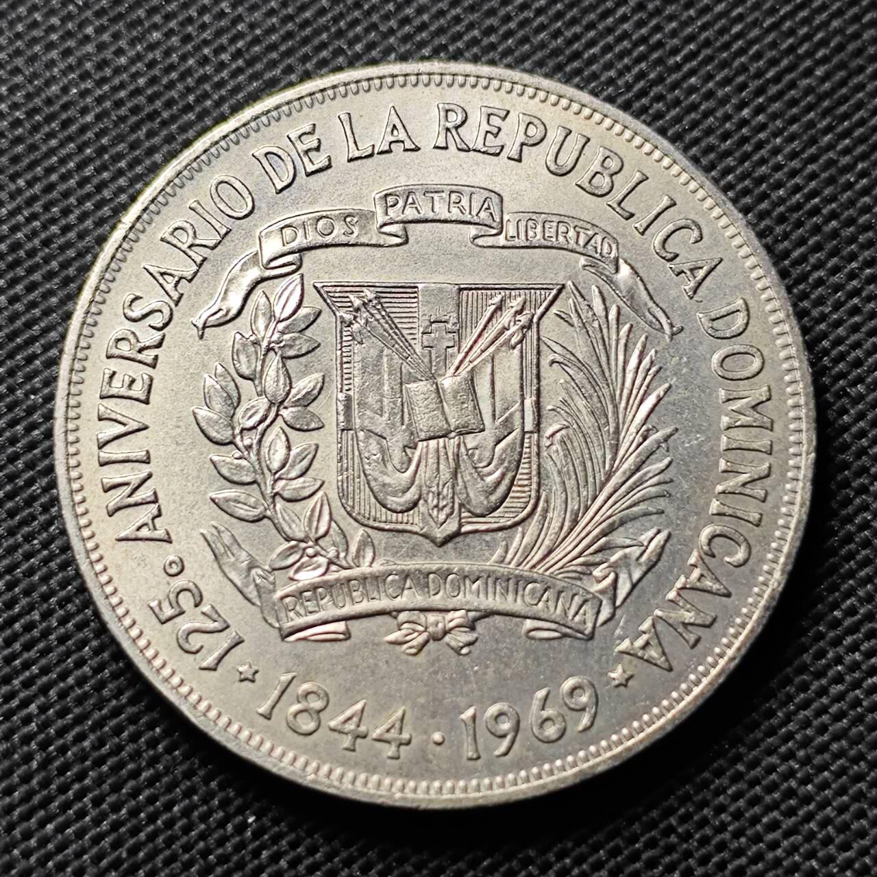 KK钱币收藏小铺   套币专场 2月预留时间 周末发货  1969年多米尼加1比索纪念币 独立125周年纪念