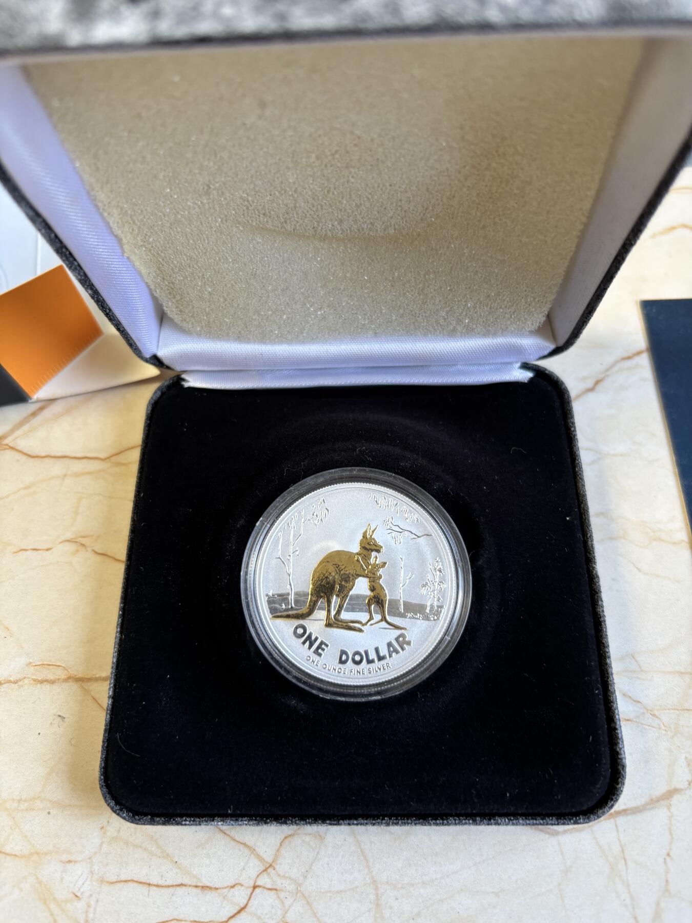 第195期拍卖 澳大利亚2007年袋鼠系列精制磨砂镀金1盎司银币，999银镀金，发行12500枚，皮盒有瑕疵