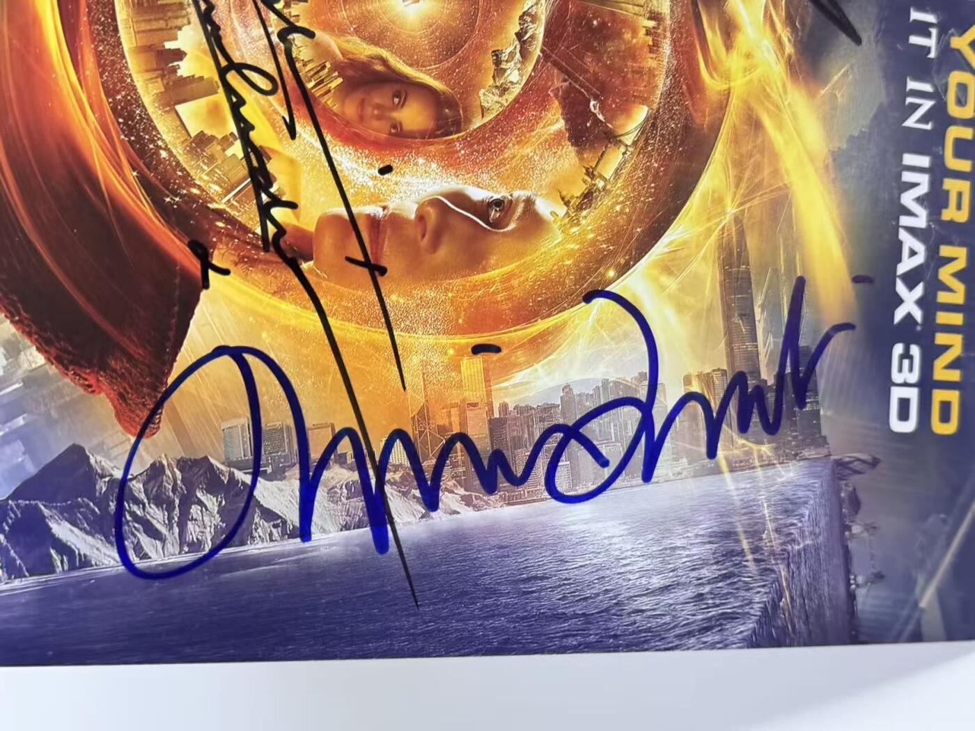 零元拍：《奇异博士》IMAX零点海报，签于美国当地时间2016年10月20日在洛杉矶举行的影片全球首映礼。尺寸：285X420MM。六位签名卡司名录： "博士"本尼迪克特·康伯巴奇 "古一"蒂尔达·斯文顿 "克里斯汀·帕尔默"瑞秋·麦克亚当斯 "卡西利亚斯"麦斯·米科尔森(汉尼拔) "莫度"切瓦特·埃加福特 "王"本尼迪克特·王