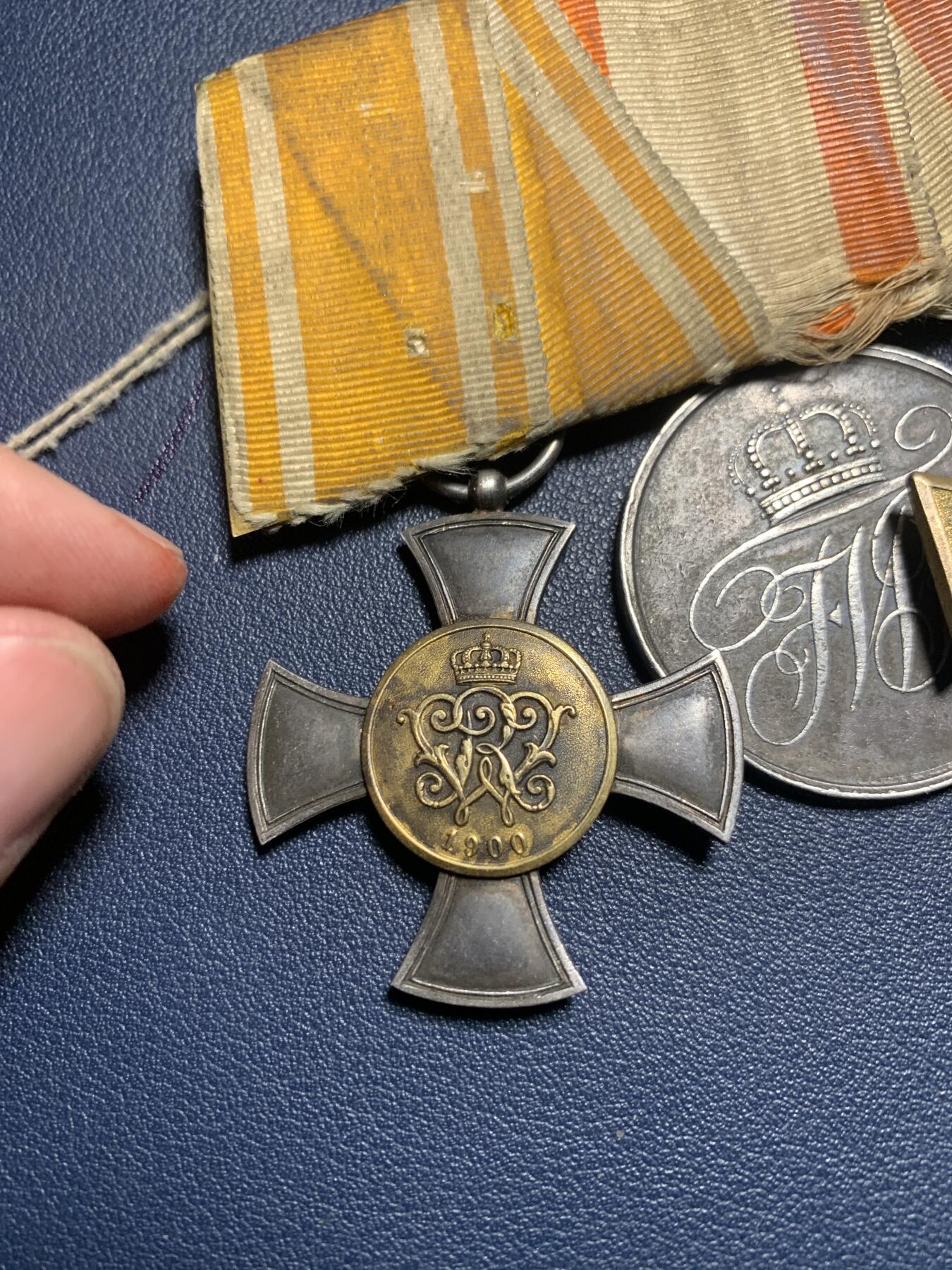 欢度清明，直接出价就行，这场不读秒到点直接结拍。 帝德普鲁士一战战前5联排，包含1900十字荣誉，常规荣誉，普鲁士25年服役，德皇百年奖章，巴登9年服役