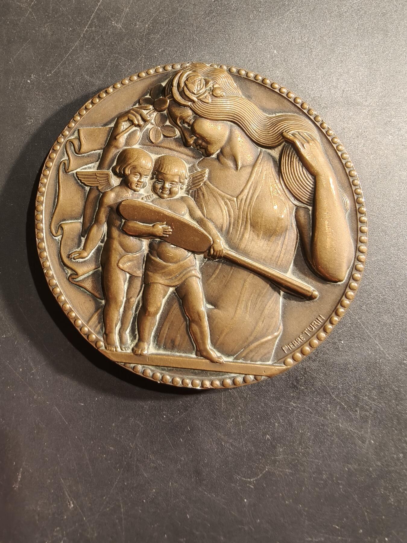 老王徽章第188期 法国“持镜女子与小天使”大铜章    带盒子    大师皮埃尔图林作品   装饰艺术名作     直径77mm     重量193.4g