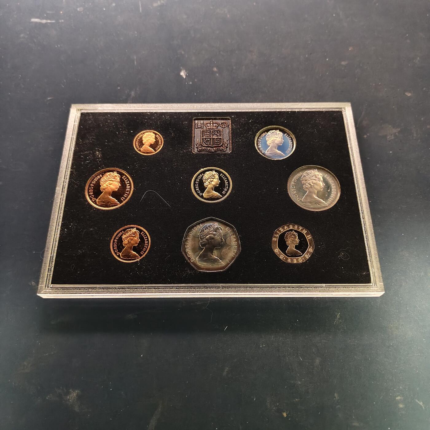 【全场包邮】纯粹捡漏拍515场 英国1984年2版女王头像末年官方蓝本精制套币-盒证全-含1镑四邦国花系列苏格兰蓟花