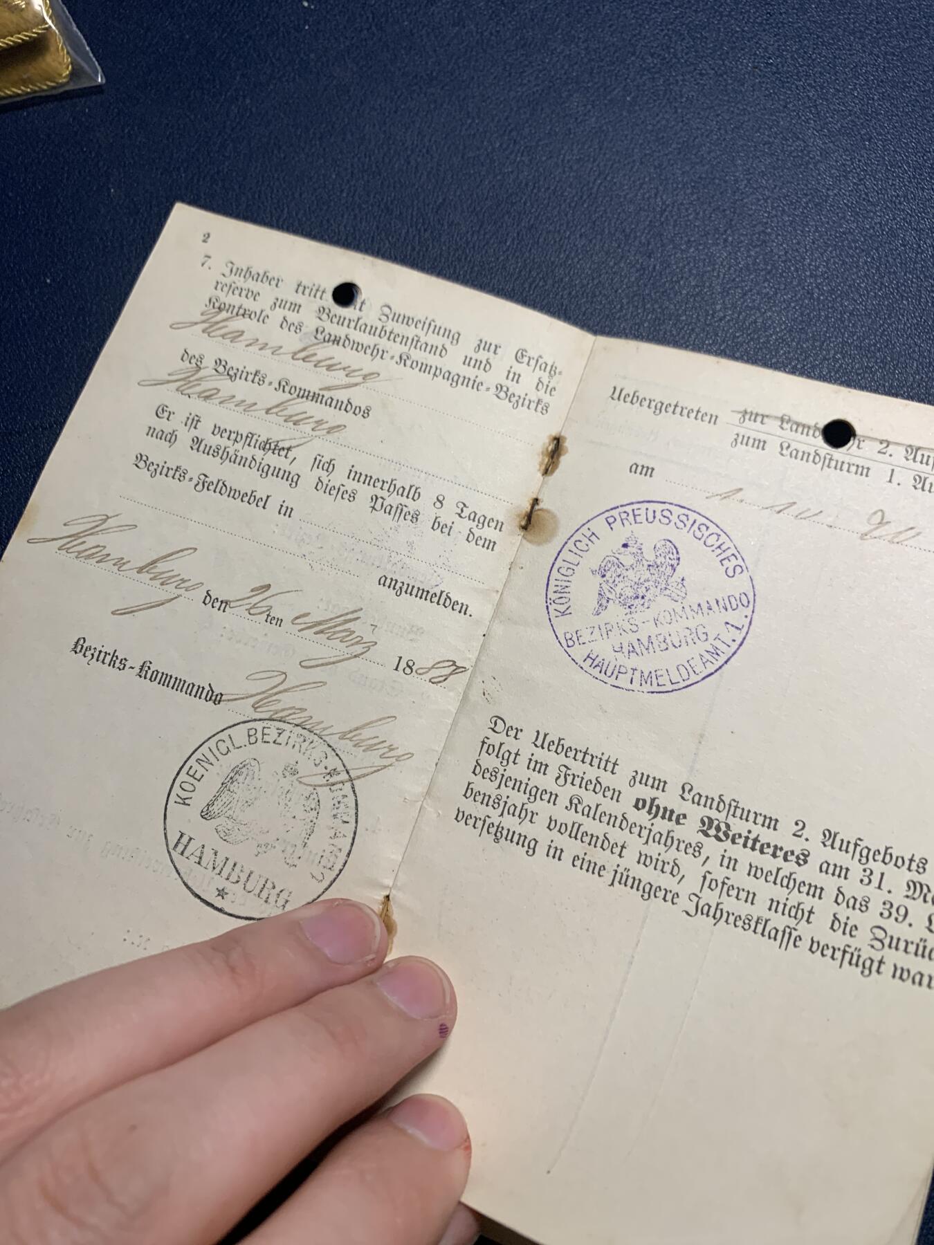 欢度清明，直接出价就行，这场不读秒到点直接结拍。 帝德军旅登记证件一本