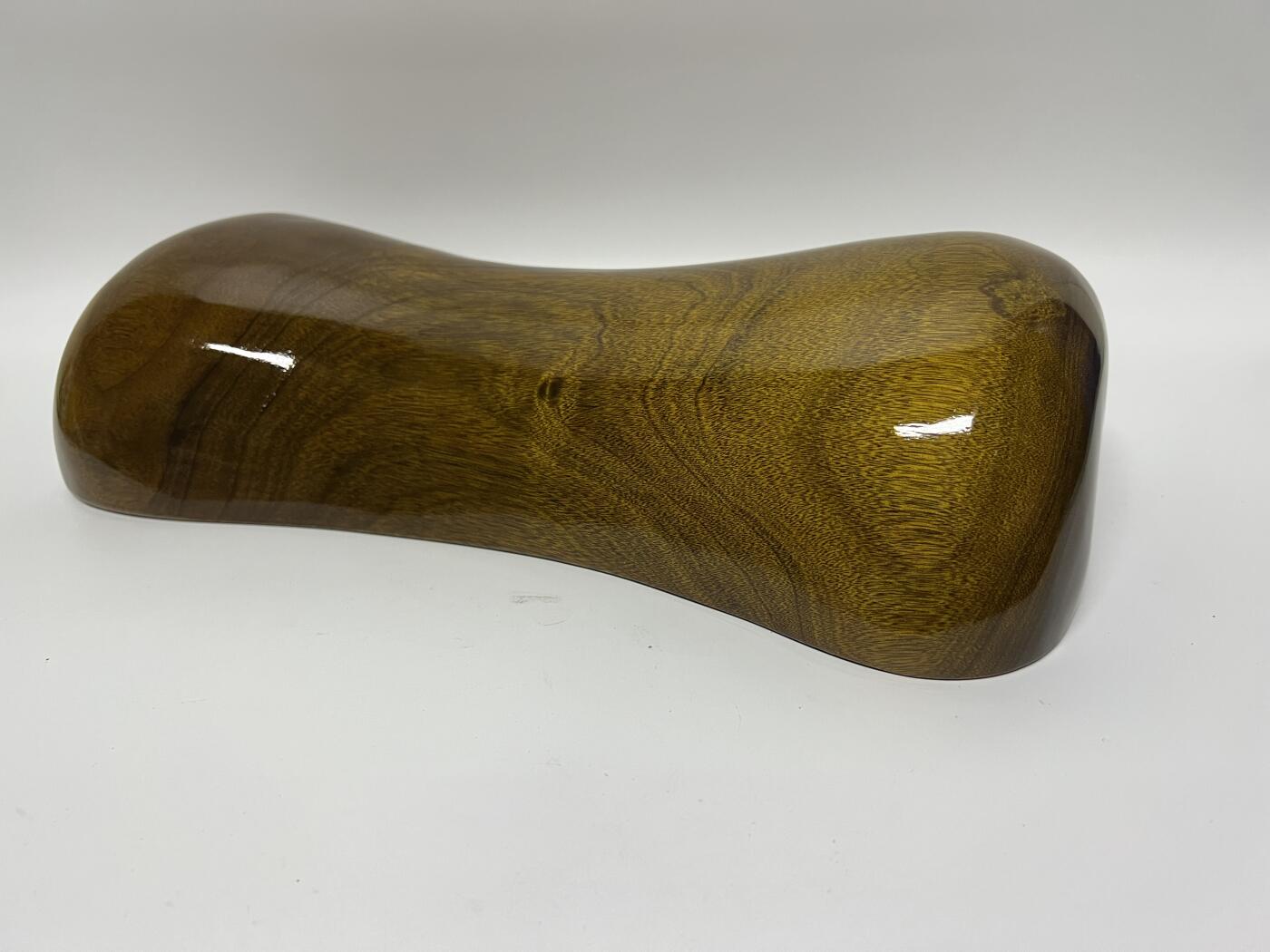 零元拍：用横财原料加工了一只金丝楠枕头，太美丽了，金丝爆满，花纹也贯穿，精工打磨，尺寸约：32/17/8.5CM