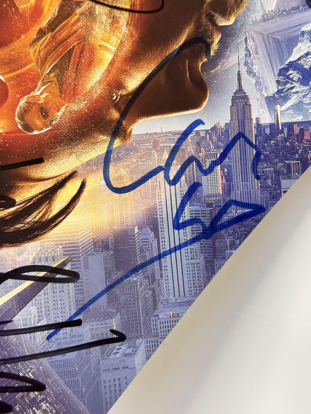 零元拍：《奇异博士》IMAX零点海报，签于美国当地时间2016年10月20日在洛杉矶举行的影片全球首映礼。尺寸：285X420MM。六位签名卡司名录： "博士"本尼迪克特·康伯巴奇 "古一"蒂尔达·斯文顿 "克里斯汀·帕尔默"瑞秋·麦克亚当斯 "卡西利亚斯"麦斯·米科尔森(汉尼拔) "莫度"切瓦特·埃加福特 "王"本尼迪克特·王