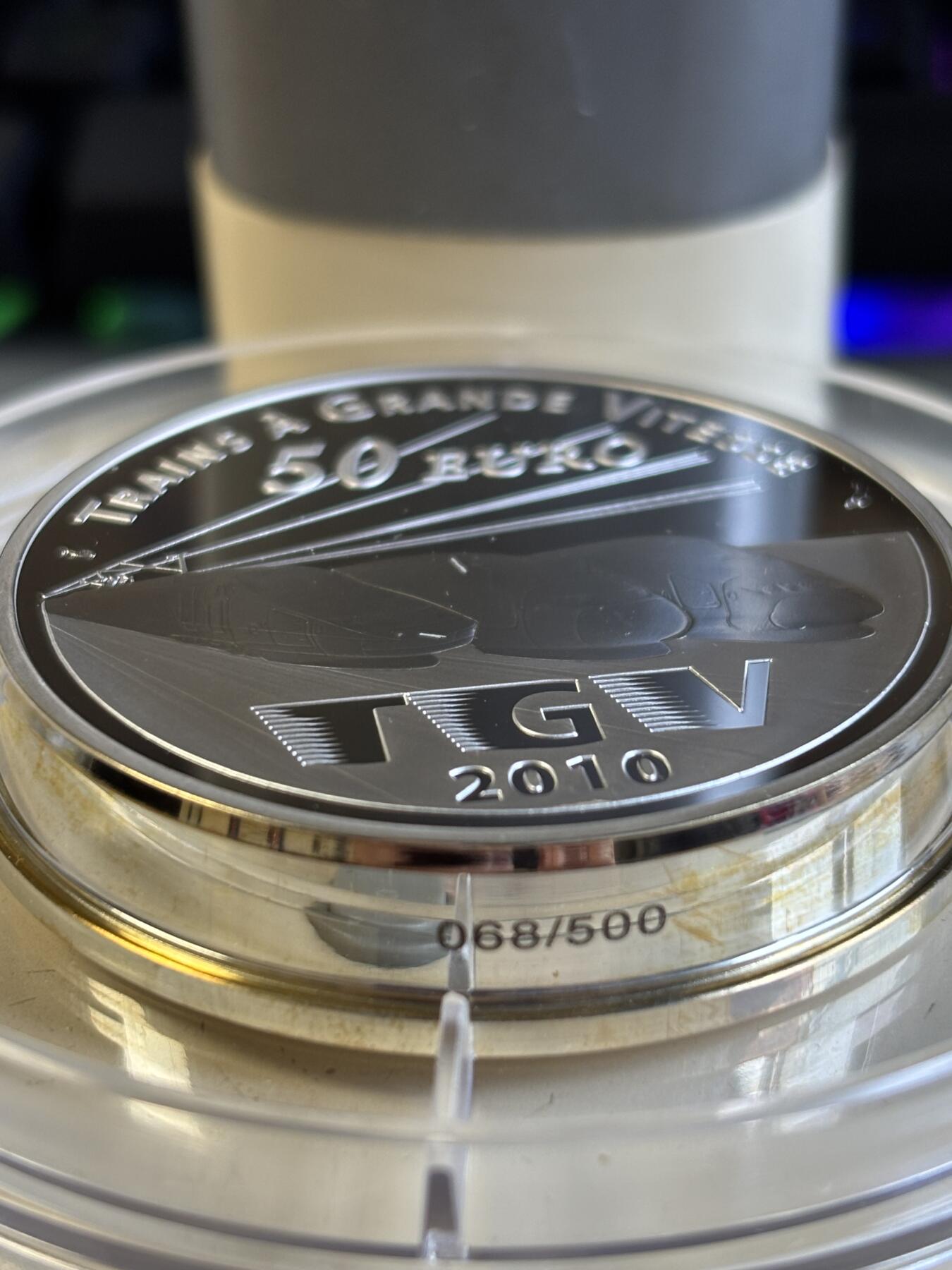 第195期拍卖 法国2010年发行高速列车TGV精制163.8克纪念银币，950银，发行500枚，边缘有氧化