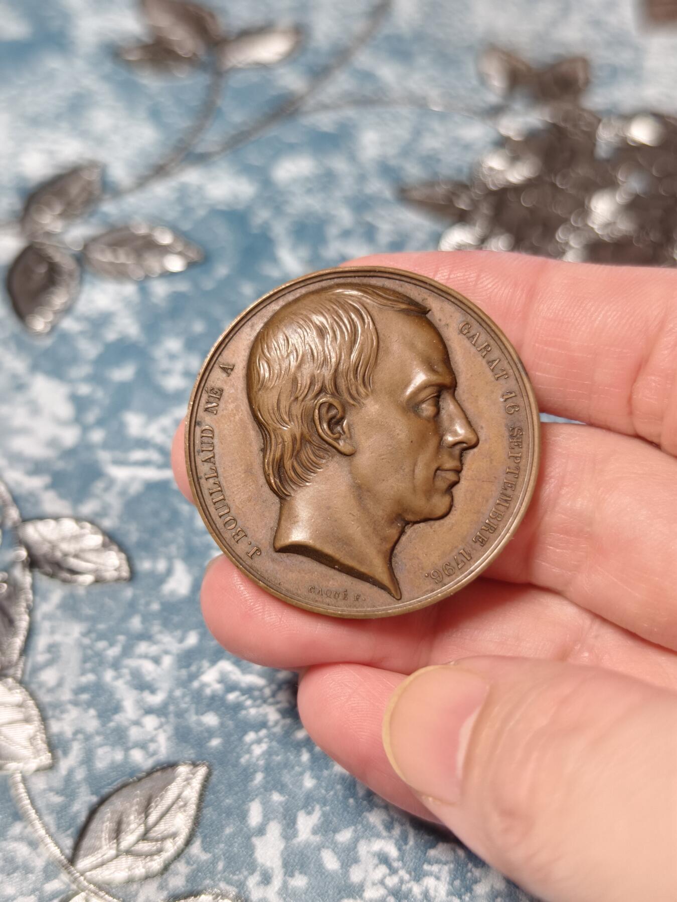 抚柳草堂-第十八期章牌钱币  奖章勋章限时免佣 满百包邮 放漏专场 1838法国精确医学之父纪念铜章 高浮雕细节清晰 早期光边原铸 浮雕精美 直径40.8mm 35g铜质 巧克力包浆状态非常好