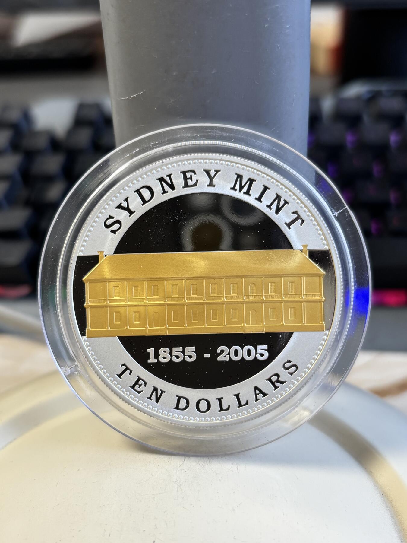 第195期拍卖 澳大利亚2005年悉尼造币厂成立150周年镀金60.5克纪念大银币，999银，60.5克，发行10000枚，塑料盒有裂痕