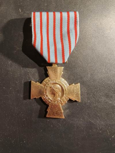 老王徽章第188期 - 法国战斗十字奖章