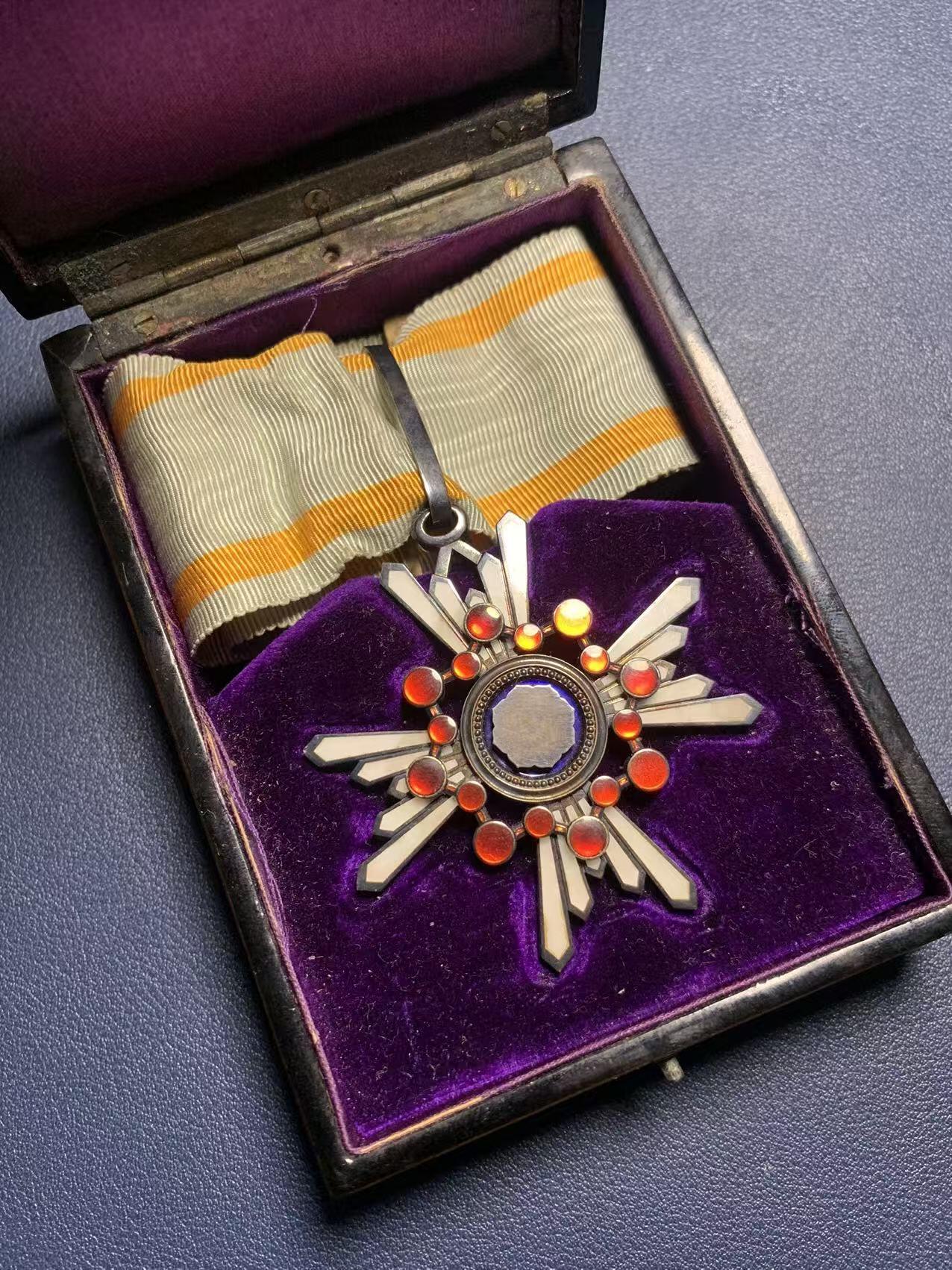 欢度清明，直接出价就行，这场不读秒到点直接结拍。 （银质）三等瑞宝章