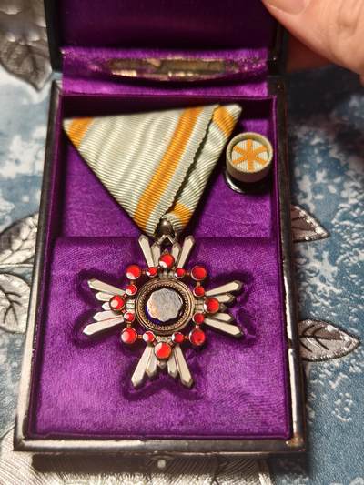 抚柳草堂-第十八期章牌钱币  奖章勋章限时免佣 满百包邮 放漏专场 - 勋六等瑞宝章 原盒带杯绶 七宝烧完好 银质重20.5g 昭和早期