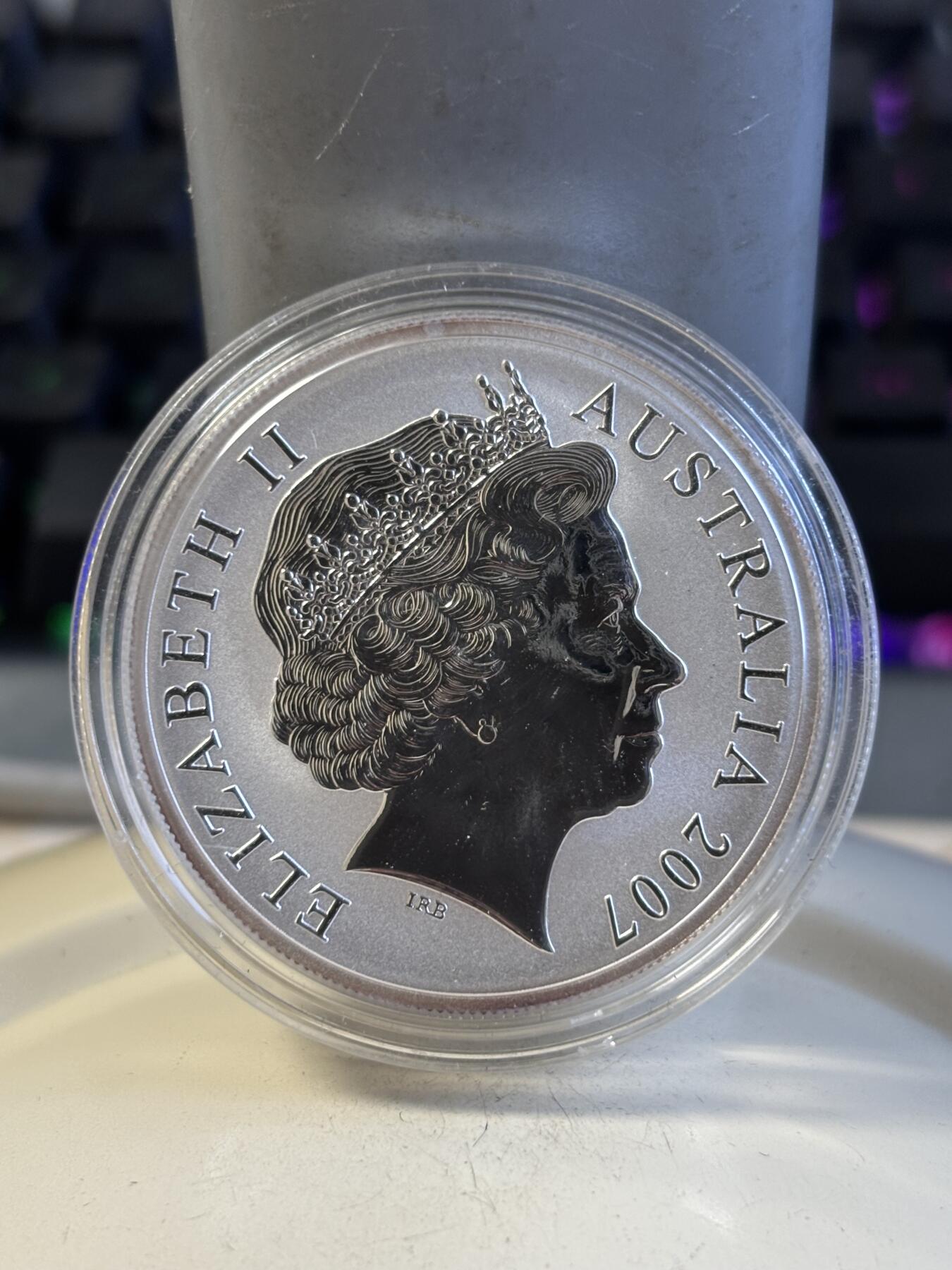 第195期拍卖 澳大利亚2007年袋鼠系列精制磨砂镀金1盎司银币，999银镀金，发行12500枚，皮盒有瑕疵