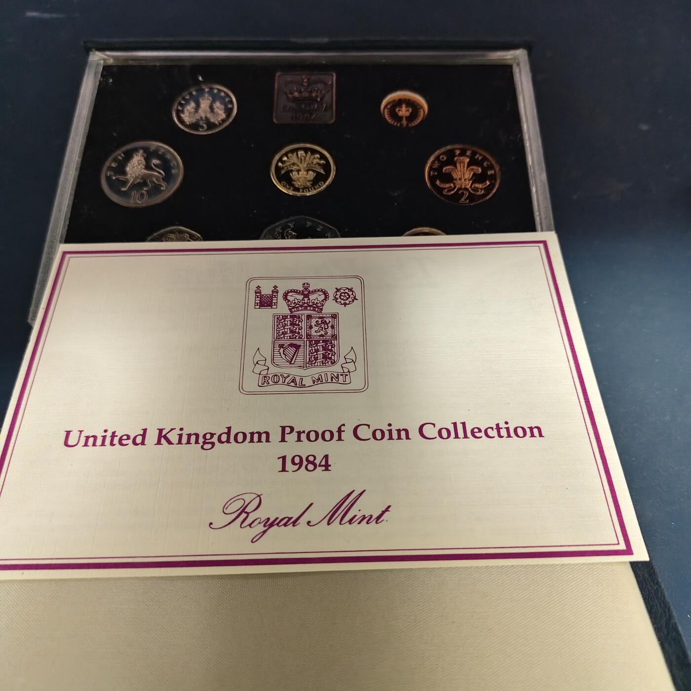 【全场包邮】纯粹捡漏拍515场 英国1984年2版女王头像末年官方蓝本精制套币-盒证全-含1镑四邦国花系列苏格兰蓟花