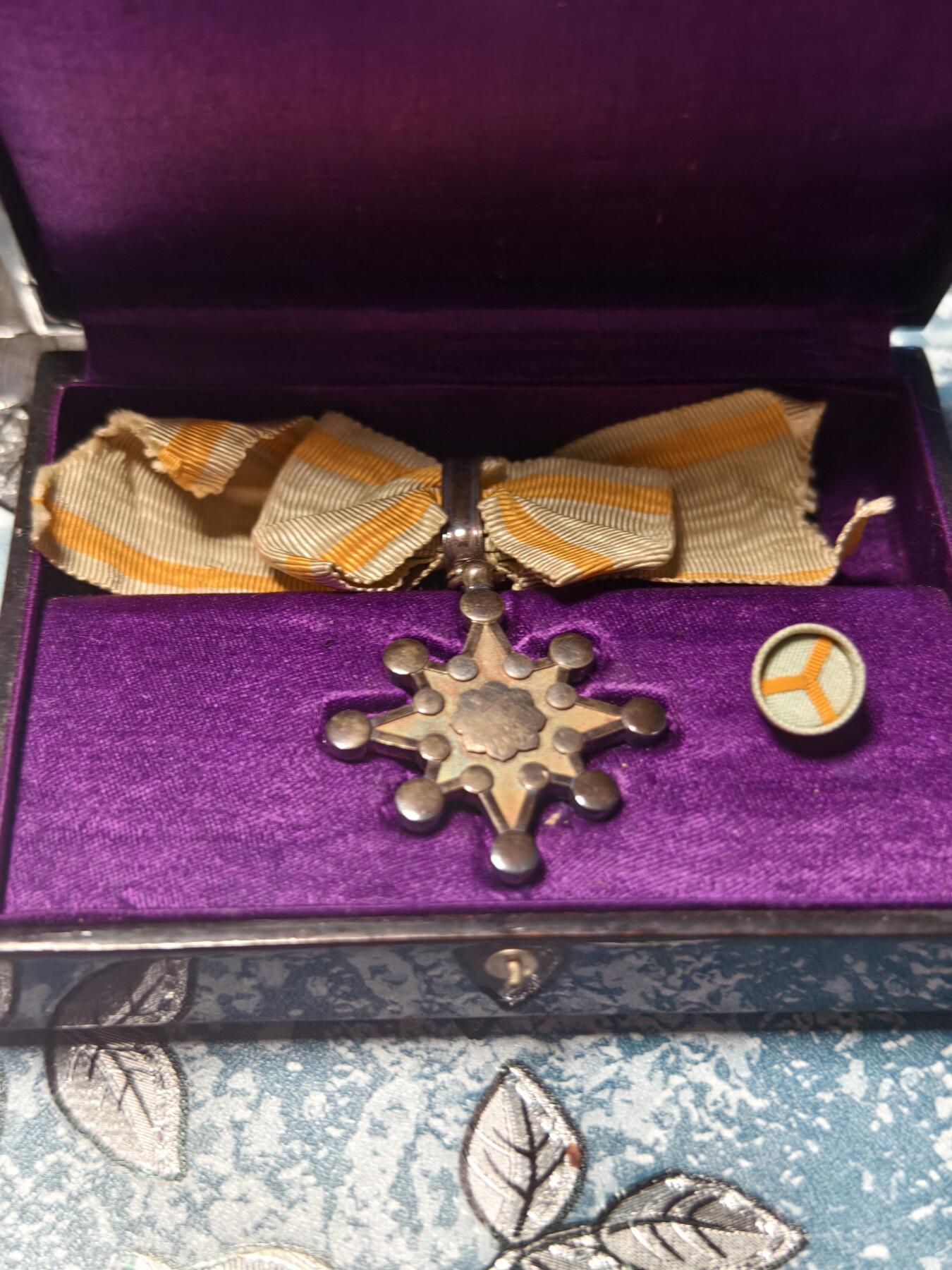 抚柳草堂-第十八期章牌钱币  奖章勋章限时免佣 满百包邮 放漏专场 女版勋八等瑞宝章 银质原装大盒带杯绶 重19.7g  少见的女版 昭和早期