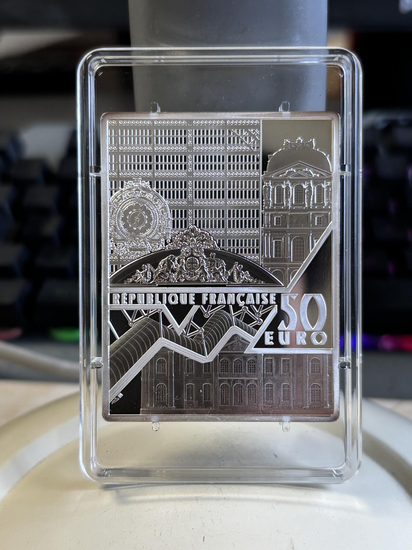 第195期拍卖 法国2021年名画系列戴珍珠耳环的少女100克银币，999银，发行500枚，侧看有丝痕