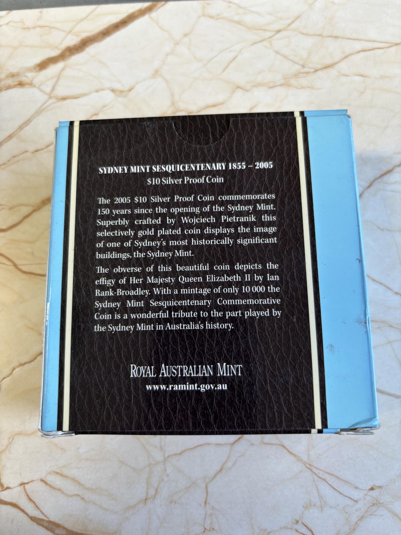 第195期拍卖 澳大利亚2005年悉尼造币厂成立150周年镀金60.5克纪念大银币，999银，60.5克，发行10000枚，塑料盒有裂痕