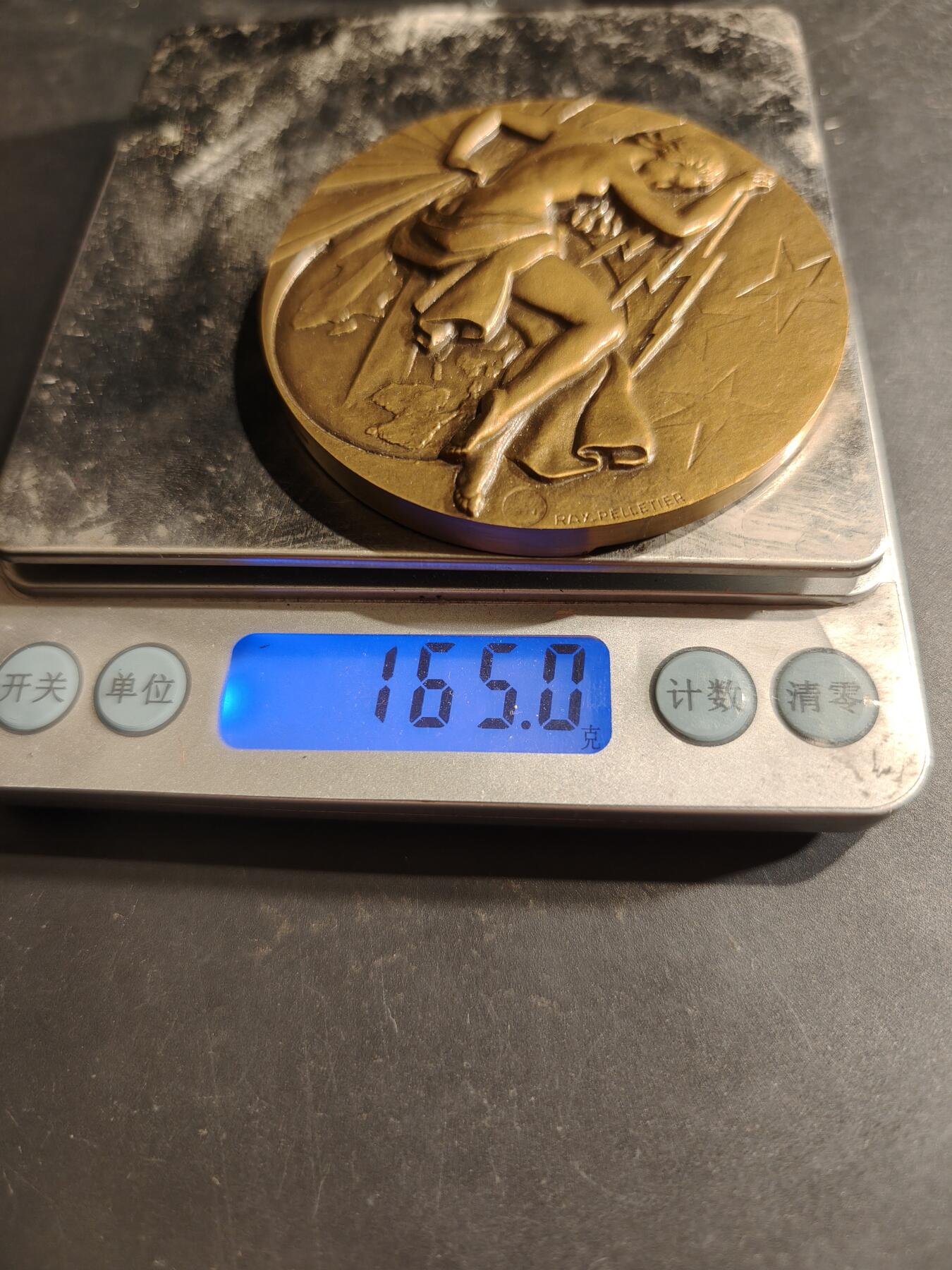 老王徽章第188期 法国电气行业总工会大铜章     原盒    直径66mm    重量165g