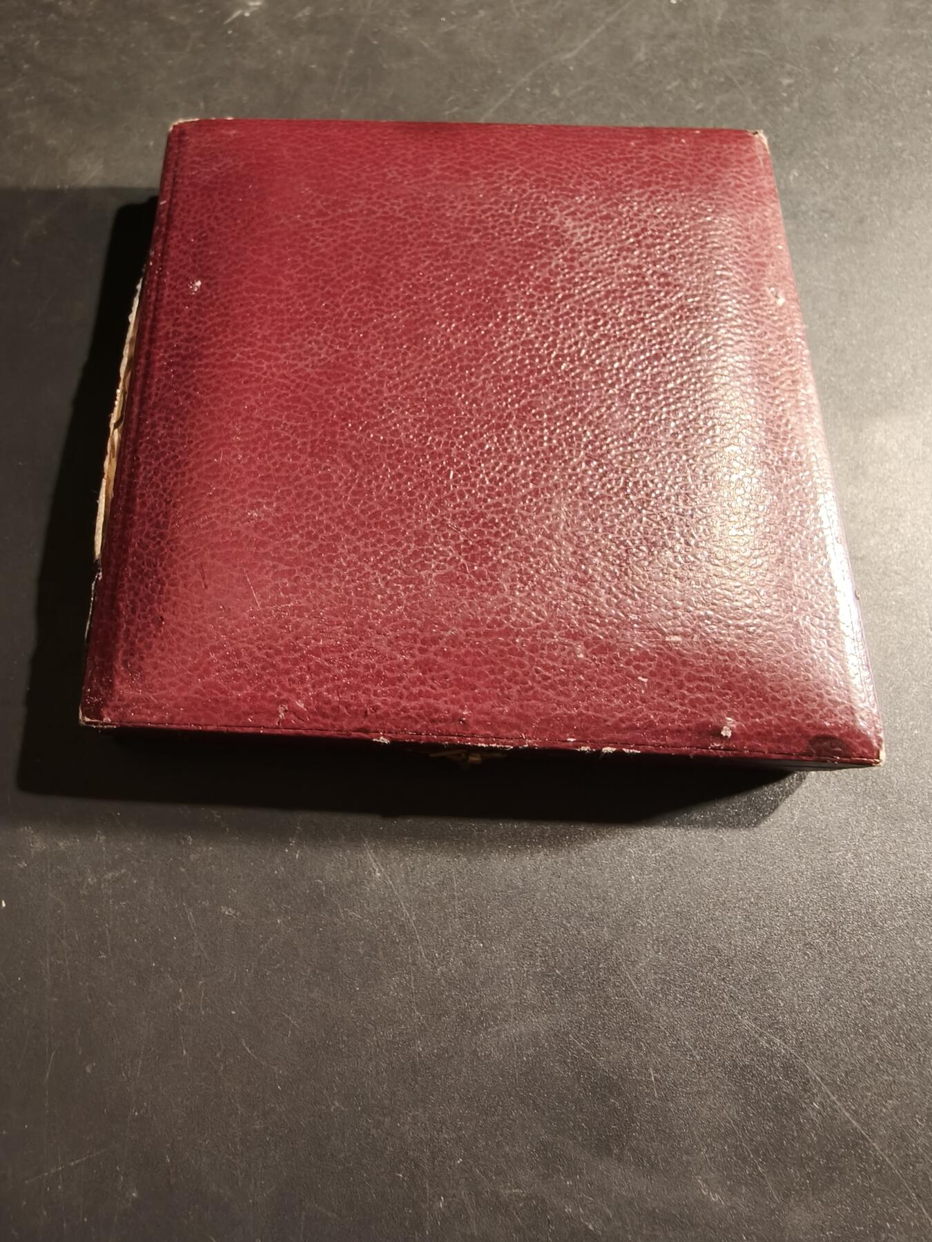 老王徽章第188期 法国乔治拜亚医生大铜章    原盒      乔治·拜亚（1896–1987）是法国著名的医生、二战时期的抵抗战士以及政治家，他曾担任佩皮尼昂地区医师公会首任系主任      直径76mm     重量240.5g